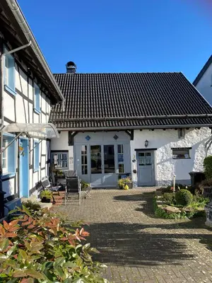 Das Gebäude in dem sich das Ferienhaus befindet