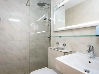 Ein Badezimmer in der Unterkunft Apartment Löwenzahn - A808 by Interhome