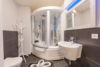 Ein Badezimmer in der Unterkunft Holiday Trier City