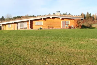 Das Gebäude in dem sich das Ferienhaus befindet