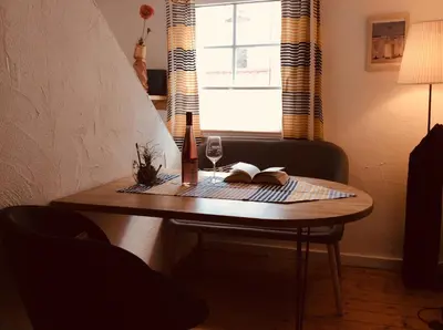 Ein Sitzbereich in der Unterkunft Winzerhäuschen, Weingut Th. Müller