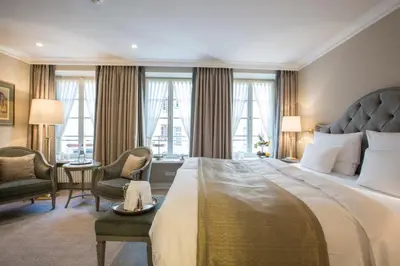 Ein Bett oder Betten in einem Zimmer der Unterkunft Romantik Hotel Zur Glocke