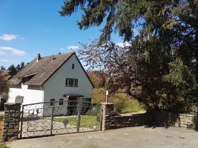 Das Gebäude in dem sich das Ferienhaus befindet