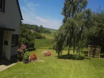 Ein Garten an der Unterkunft Ferienhaus in Filz in der Eifel