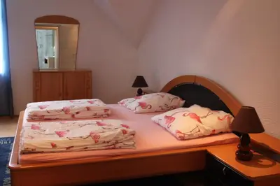 Ein Bett oder Betten in einem Zimmer der Unterkunft FeWos im alten Bahnhof