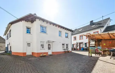 Das Gebäude in dem sich das Ferienhaus befindet
