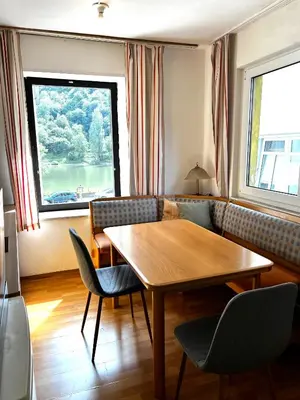 Ein Sitzbereich in der Unterkunft Ferienwohnung in Ediger Eller