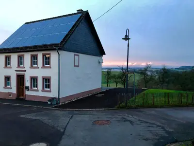Das Gebäude in dem sich das Ferienhaus befindet