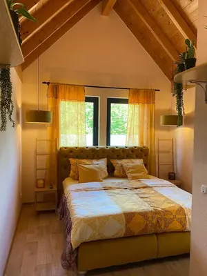 Ein Bett oder Betten in einem Zimmer der Unterkunft Ferienwohnungen Park Café am Kurpark