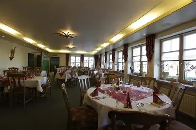 Ein Restaurant oder anderes Speiselokal in der Unterkunft Haus Waldesruh