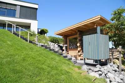 Das Gebäude in dem sich das Ferienhaus befindet