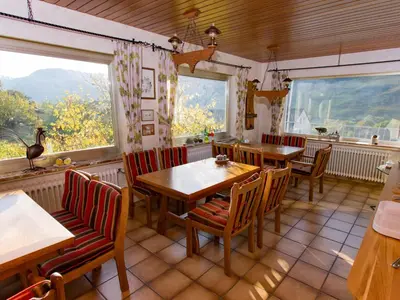 Ein allgemeiner Bergblick oder ein Berglick von des Bed & Breakfasts aus