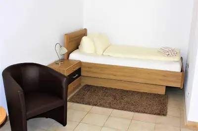 Ein Bett oder Betten in einem Zimmer der Unterkunft Beilsteiner Gästehaus