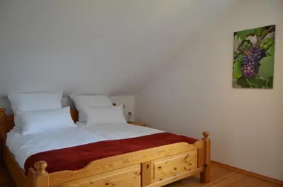 Ein Bett oder Betten in einem Zimmer der Unterkunft Weingut H. Gindorf