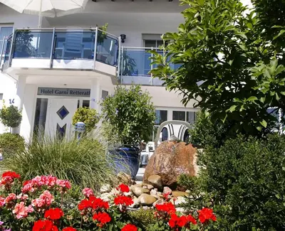 Ein Garten an der Unterkunft Hotel Retterath am Nürburgring
