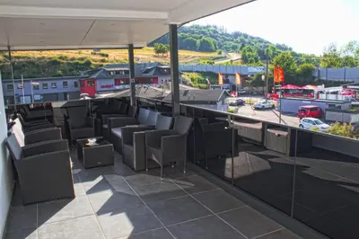 Ein allgemeiner Bergblick oder ein Berglick von des Aparthotels aus