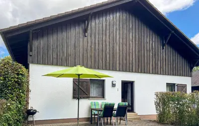 Das Gebäude in dem sich das Ferienhaus befindet