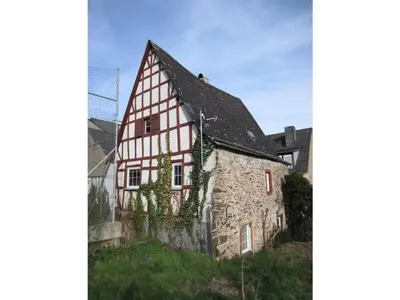 Das Gebäude in dem sich das Ferienhaus befindet