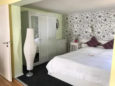Ein Bett oder Betten in einem Zimmer der Unterkunft Schräges Haus