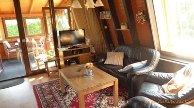 Ein Sitzbereich in der Unterkunft Eifelwaldhäuschen