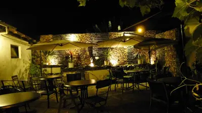 Ein Restaurant oder anderes Speiselokal in der Unterkunft Gastehaus Weingut Rossler