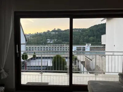 Ein allgemeiner Bergblick oder ein Berglick von des Ferienhauses aus