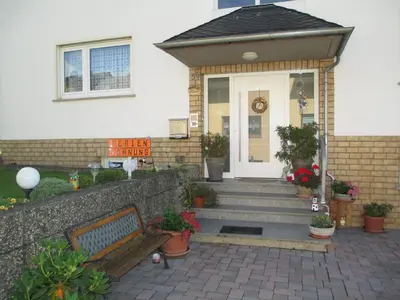 Eine Fassade oder ein Eingang zu Ferienwohnungen Hehner