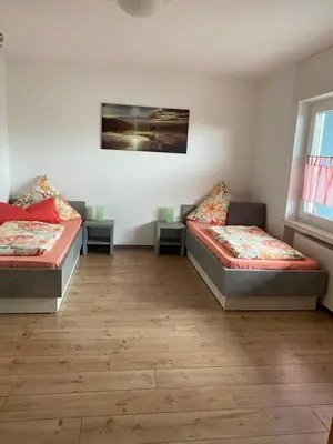 Ein Bett oder Betten in einem Zimmer der Unterkunft FEWO Schmandin Laacher See
