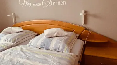 Ein Bett oder Betten in einem Zimmer der Unterkunft Ferienwohnungen Hoefchen