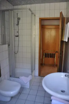 Ein Badezimmer in der Unterkunft Gutsschänke Sennerhof