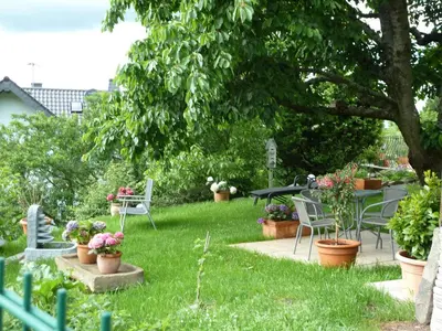 Ein Garten an der Unterkunft Gästehaus Sproß