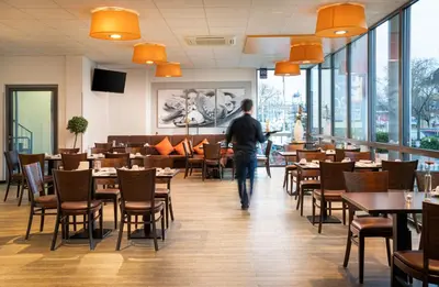 Ein Restaurant oder anderes Speiselokal in der Unterkunft Food Hotel
