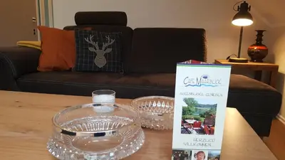 Ein Sitzbereich in der Unterkunft Hotel-Ferienwohnungen Cafe Maarblick