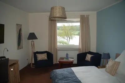 Ein Bett oder Betten in einem Zimmer der Unterkunft Hotel-Ferienwohnungen Cafe Maarblick