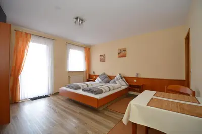 Ein Bett oder Betten in einem Zimmer der Unterkunft Weingut***Pension Günther Scholtes