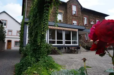 Ein Garten an der Unterkunft Altes Schulhaus