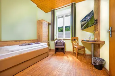 Ein Bett oder Betten in einem Zimmer der Unterkunft Altes Schulhaus
