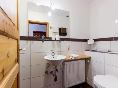 Ein Badezimmer in der Unterkunft Ferienhaus Schwaab-Scherr, Nähe Bernkastel, mit gratis ÖPNV-Ticket, Parkplätzen und Fahrradgarage
