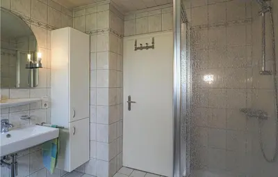 Ein Badezimmer in der Unterkunft 3 Bedroom Nice Apartment In Grenderich
