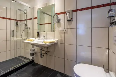Ein Badezimmer in der Unterkunft Goldener Pfropfenzieher