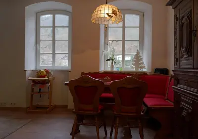 Ein Sitzbereich in der Unterkunft Ferienwohnung Röschen