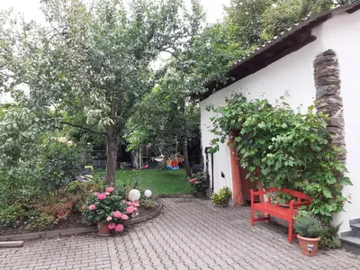 Ein Garten an der Unterkunft Ferienwohnung Röschen