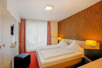 Ein Bett oder Betten in einem Zimmer der Unterkunft Lindenhof