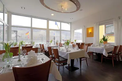 Ein Restaurant oder anderes Speiselokal in der Unterkunft Lindenhof