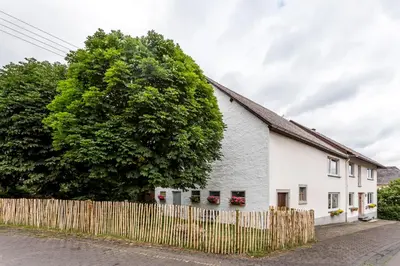 Das Gebäude in dem sich das Ferienhaus befindet