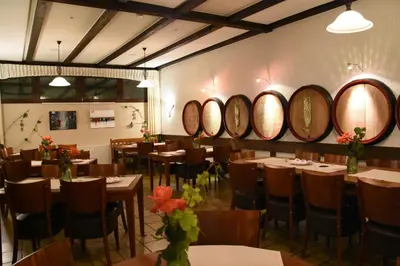 Ein Restaurant oder anderes Speiselokal in der Unterkunft Gästehaus Wein im Turm