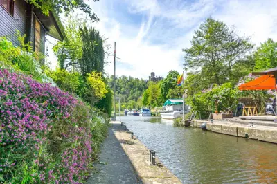 Blick auf einen Fluss in der Nähe des Ferienhauses