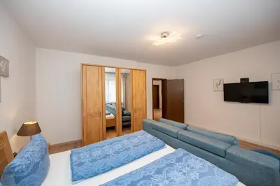 Ein Bett oder Betten in einem Zimmer der Unterkunft Ferienwohnungen am Matthiasturm