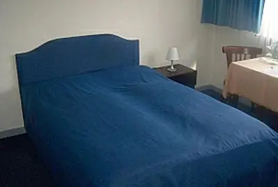 Ein Bett oder Betten in einem Zimmer der Unterkunft Hotel Am Ufer