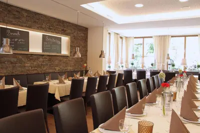 Ein Restaurant oder anderes Speiselokal in der Unterkunft Landhotel Ewerts